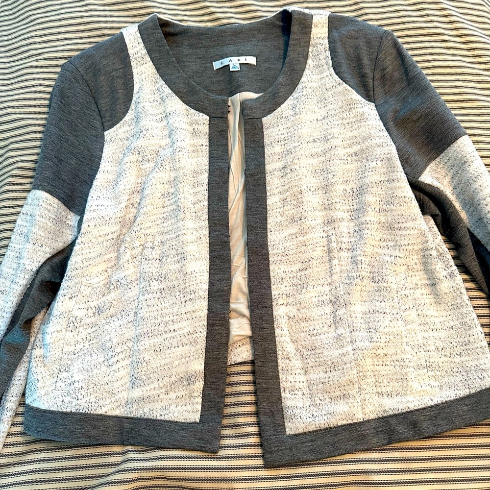 Large like new Cabi cropped gray jacket 🧥